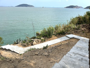 　芹壁播音站觀景平台延伸步道可至70據點旁的海邊。（圖／文：陳鵬雄）