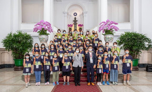 馬祖學生合唱團受邀參加111年國慶大會領唱國歌,6日前往總統府參觀並與總統蔡英文見面。(圖:中華文化總會)