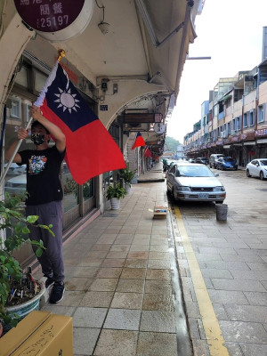 縣府民政處在國慶日前,南竿交通要道、景區、街道插掛國旗,展現飄揚動態美感,十月歡慶氛圍。(圖:馬祖日報)