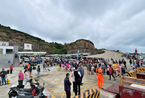 　雙十國慶連假即將展開，7日早晨，東引中柱港迎來3百多名旅客下船，一時人聲鼎沸。（圖／文：陳其敏）