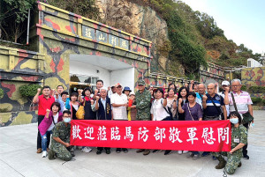 指揮官陳中將與義警中隊於勝利山莊合影。(圖:陳孟宏)