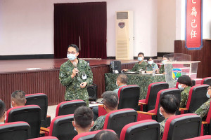 　政戰副主任林上校主持課後總結。（圖：林家豪）