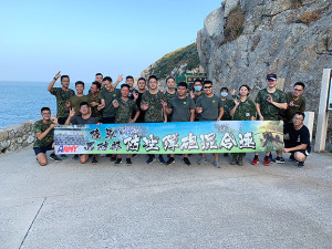 防空連官兵於大漢據點前合影留念。(圖:林耕禾)