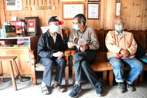 　保存木工技藝及傳承，文化處9日舉辦大木作技術保存紀錄及匠藝傳習，邀請登錄為本縣文化資產技術保存者陳元元主講，潘建國口譯。（圖／文：曹重偉）