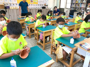 　推廣國定亮島島尾考古遺址及扎根校園，文化處今年推出考古小玩家教育推廣，前進介壽國小讓學童認識島尾遺址並獲得考古學相關知識。（圖：縣府文化處）