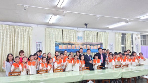 　111年國慶大典，馬祖四鄉五島兒童合唱團總統府前國歌領唱，並與東引、高雄左營三地同步現場連線，東引軍民在西引島國之北疆石碑觀景台前齊唱，展現國人團結一心；縣長劉增應一早到場慰勉及合影留念。（圖：連江縣政府教育處）
