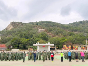 慶祝雙十國慶,馬防部北高守備大隊10日與地方共同舉辦國慶升旗典禮。(圖:王建華)
