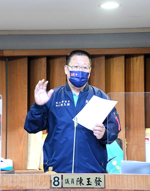 　議員陳玉發進行質詢。（圖／文：曹重偉）