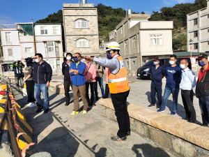 北竿鄉代會鄉政考察聽取塘后橋施工簡報。(圖/北竿鄉代會)