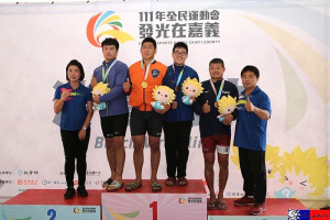 　連江縣代表隊角力隊選手王明亮男子組第八級第2名（左2），全部參賽結束後13日返回馬祖。（圖：連江縣政府教育處）