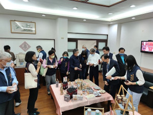 產發處於議會會議室陳列多項SBIR新創產品,並說明計畫執行成果。(圖:產發處)