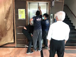 南北竿14日上午11時3分發生無預警大停電,1旅客受困神農山莊電梯,消防隊協助救援。(圖:消防局)