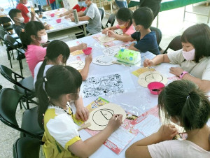 第13屆馬祖書展登場,展出兩岸出版優秀藝文圖書,首日配合開幕邀請台灣水墨畫家方志偉老師抵馬指導中正國小學生油紙傘彩繪創作。(圖:縣府文化處)