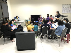 　牛角大四喜系列活動喜娘說唱藝術喝采研習，學員們認真練習喝采詞及舞蹈動作，期能將最好的成果呈現在鄉親面前。（圖／文：吳嘉榮）