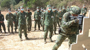 陳副指揮官視導實戰化射擊訓練示範。（圖：洪筱婷）