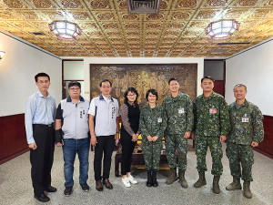 政戰主任龔少將率馬祖地區幹部與吳站長合影。(圖:陳孟宏)