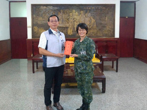 新北市軍人服務站吳站長致贈慰問金。(圖:陳孟宏)