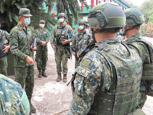 參謀長陳少將針對營安演練實施指導。(圖:程婉琳)