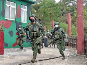 本部連官兵實施營安狀況演練。(圖:程婉琳)