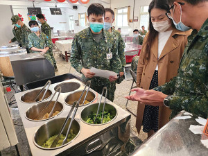 周營養師和伙食團研討菜單及熱量。(圖:林文淵)