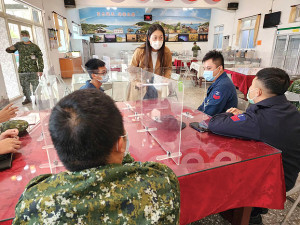 周營養師和官兵分享營養相關知識。(圖:林文淵)
