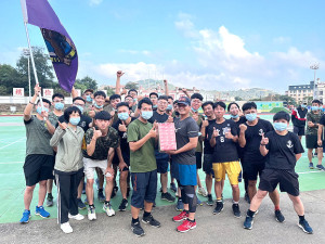 大隊長郭上校頒發冠軍獎品。(圖:鄭宇倫)