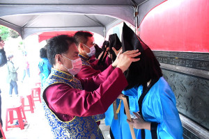 　牛角做出幼成年禮隆重舉辦，家長來賓一起見證馬中一年級93位學子成年禮；完成過關儀式後，由縣長劉增應等來賓為同學加冠。（圖／文：曹重偉）