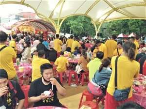 2022桃園媽祖昇天祭熱鬧登場,市長鄭文燦擔任主祭官,迎神八德閩臺宮出發,陣頭隊伍冒雨沿路浩浩蕩蕩至八德區藝文廣場會場,以及食福宴席開百桌。(圖:八德區公所、桃園市馬祖同鄉會提供)
