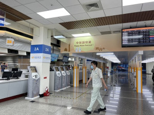 華信航空今年8月在松山機場櫃台裝修,位置與立榮櫃台對面,搭機馬祖鄉親旅客似乎感受飛航南竿機會增濃。(圖:馬祖日報)
