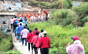 　牛角做出幼上午進行牛角添福，送喜隊伍巡迴各個巷道，拜訪村中有80歲以上長者及新生兒家戶獻上吉祥話語，受訪家戶喜上眉梢。（圖／文：曹重偉）