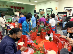 　2022牛角做出幼大四喜活動前奏曲，剪花教學、紅斗製作滿場一片紅咚咚。（圖：馮紹夫）
