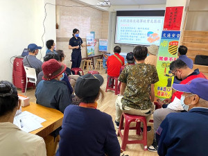 　南警所15日上午在福澳社區發展協會舉辦社區治安座談會，由所長楊宏權主持，與民眾齊心關心社區治安，宣導反詐騙及交安。（圖：南竿警察所）