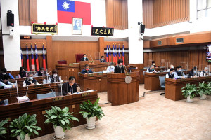 　縣議會定期大會審議112年度地方總預算暨附屬單位預算案，一讀會之前，由主計處副處長劉秀玲就地方總預算編製情形進行簡報。（圖／文：曹重偉）