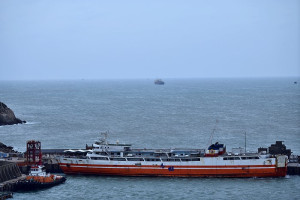 　海象惡劣，臺馬輪13日開抵東引後，就停泊中柱港避風，等待東北季風減弱再出港。（圖／文：陳其敏）