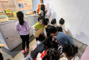 環境教育繪本嘉年華會台北開展,環資局推薦《跟著梅花鹿一起綠生活》、《找回自信》、《就愛馬祖藍》及《走!去牛角海邊》獲獎作品參展。(圖:環資局)