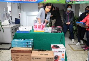 　衛福局健康體重管理歡喜落幕，由陳建甫以驚人精神力與意志力勇奪最佳減重、減重公斤數最多兩項大獎，會後進行減重成功歡樂摸彩。（圖／文：曹重偉）