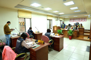 　東引鄉民代表會第11屆第8次定期大會進行鄉政總質詢，代表們針對基礎建設、醫療、鄉容景觀等多元議題進行詢問及建議。（圖／文：陳其敏）