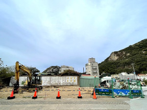 　塘岐運動場旁一空地由民間建設公司開發，準備興建5層雙併電梯住宅大樓。（圖／文：陳鵬雄）