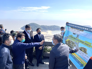 　立院交通委員會考察北竿機場擴建改善工程，20日在北竿壁山觀景台聽取規劃簡報。（圖／文：陳鵬雄）