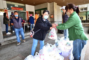 　東引鄉對外海上交通停航多日，造成民生必需品短缺，東引地區指揮部提供白米、豬肉罐頭，由鄉公所、鄉代會協助分送給有需要的民眾，緩解短暫性供給需求不平衡的困境。（圖／文：陳其敏）
