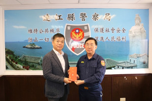 警政署警政委員薛文容19日率隊抵馬關心選舉相關工作,至縣警局聽取選舉安全維護工作簡報並頒發慰勉金,由局長郭順德代表接受。(圖:連江縣警察局)