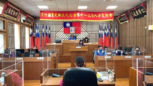 莒光鄉民代表會第11屆第8次定期大會開議,鄉長謝春欗率各課室主管作施政報告。(圖/文:宋幸儒)