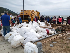 環資局15日結合北竿鄉公所、北竿守備大隊及當地志工,在坂里沙灘舉辦金秋季淨灘,清理可回收及廢棄物共1100公斤,成果豐碩。(圖:連江縣環資局)