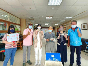 　大同之家第三季接獲各界關懷與慰問，海軍馬祖基地指揮部官兵專程前來慰問，縣運磯釣比賽四鄉選手贈送新鮮魚獲，讓長輩們有口福。（圖：連江縣大同之家）