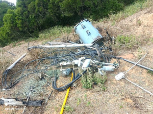 大坵島後山抽水站高壓電桿嚴重受損無法供電,台電現勘將設法搶修。(圖/文:陳鵬雄)