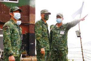 陳指揮官至據點實施關懷與指導。(圖:鍾惟同)