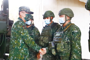 陳指揮官關懷北竿據點官兵。(圖:鍾惟同)