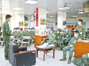 陳參謀長於示範後實施研討。(圖:程婉琳)