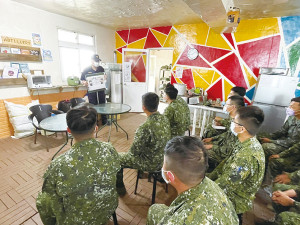 警察所宋警員至各單位宣教。(圖:陳柏村)