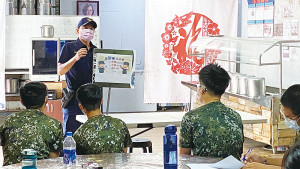 宋警員針對防詐騙三步驟宣教。(圖:陳柏村)